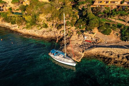 Sunset with dolphins and aperitif on a sailboat in Golfo Aranci