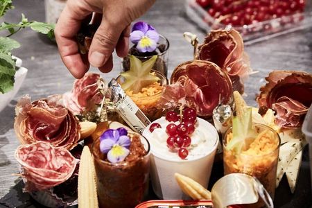 Immersive winery visit, tasting and meal planchette