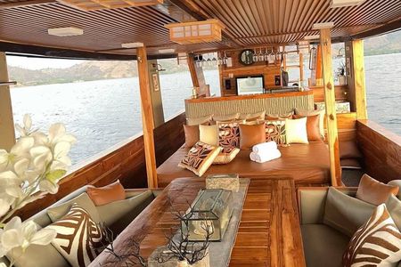 Komodo Island Full Day Luxury Boat Tour with Snorkeling and Lunch