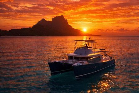 Papeete: Premium Sunset Catamaran Excursion