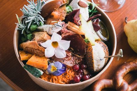 Immersive winery visit, tasting and picnic cart