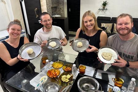 Authentic Vegetarian Indian Cooking Class in a Mumbai home