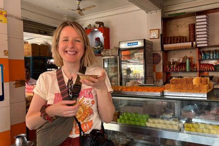 Udaipur: Old city Tuk Tuk Ride & Food Tour with Female guide