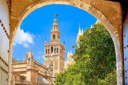 Seville: Cathedral of Seville and Giralda Tour with Official Guide