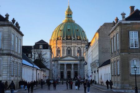 Private Walk & Canal Tour: Highlights + Changing of the Guards