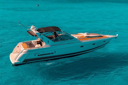 Hire of the 42-foot Anunakis Private Yacht in Cancun