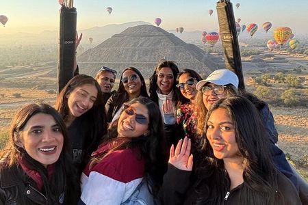 Unforgettable dawn balloon ride over Teotihuacan