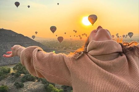 Sunrise Hot Air Balloon Flight over Teotihuacan with Hotel Pickup