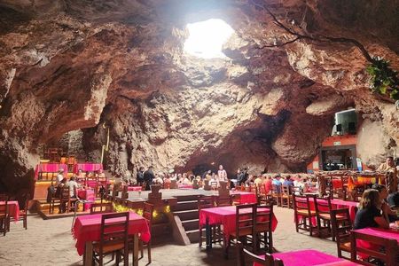 Tour in Teotihuacan + Breakfast in Cueva + Transportation