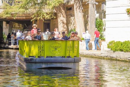 San Antonio Small Group Walking Tour with Riverwalk Boat Cruise