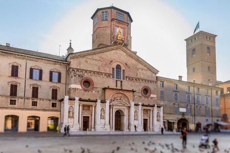 Reggio Emilia Guided Walking Tour with Food Tastings