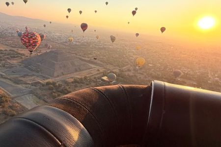 Travel by Hot Air Balloon, Teotihuacán Pyramids and Lunch