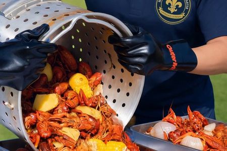 New Orleans Boat Cruise and Cajun Seafood Boil Experience
