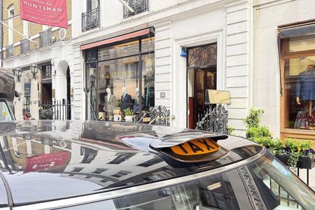 Private Kingsman Filming Locations Tour by Black Taxi in London