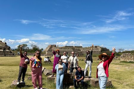 Essence Zapoteca Monte Albán, Barro Negro and Alebrijes for a day.