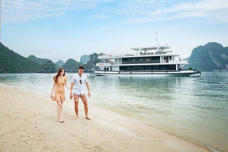 BEST SELLER Halong Bay Luxury Day Cruise: Buffet, Kayak & Jacuzzi