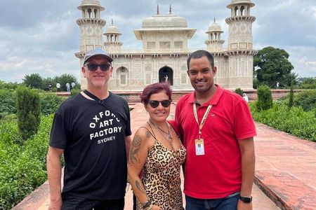 Skip the Line Taj Mahal Tour from Delhi