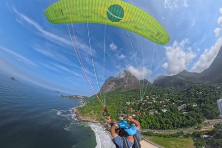 Double parachute flights in Rio de Janeiro