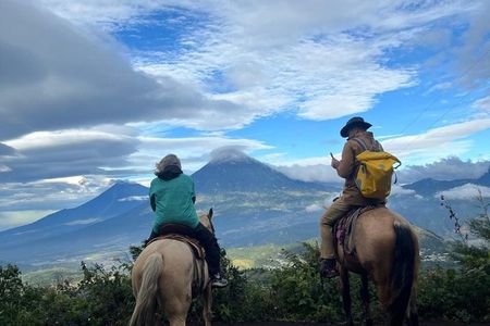 Family tour of the pacaya volcano on horseback, special for children.