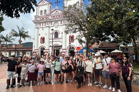 Day tour to Guatapé +Rock del Peñol: Breakfast, Lunch and Boat. 
