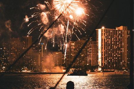 1 Hour Friday Night Fireworks Cruise w/ Complimentary Drinks