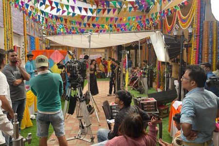 Bollywood Sightseeing and Celebrity Homes Tour by Private Car