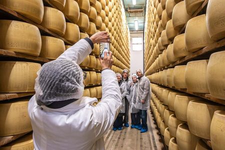 Bologna Food Experience: Factory tours & Lunch By Italian Days 