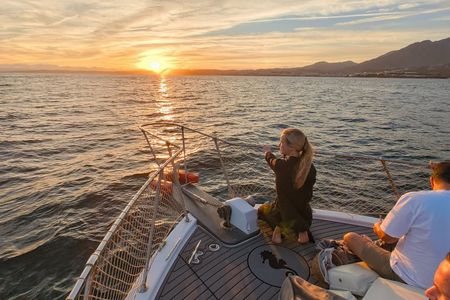 Sunset in search of dolphins + Bottle of Cava + Appetizer