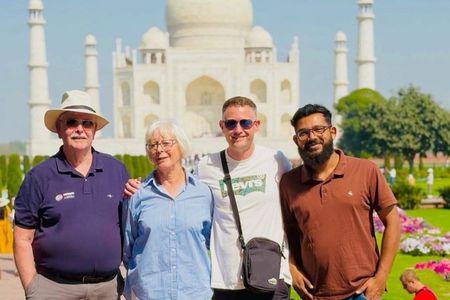 From Delhi: Sunrise Taj Mahal and Agra Fort guided Tour by Car