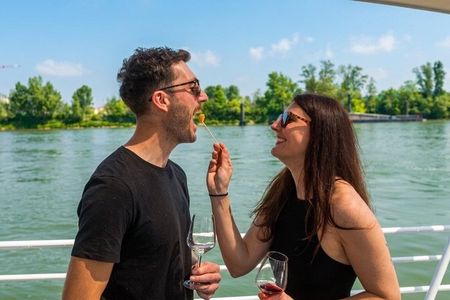 Bordeaux Market Food Tour and Gourmet River Cruise