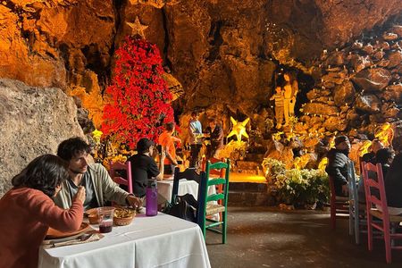 Pyramids of Teotihuacan and restaurant la Gruta (Original)