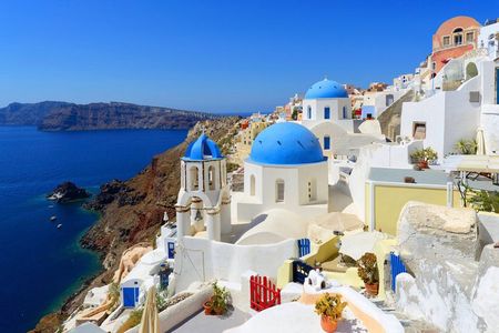 Santorini: Private 3-Hour Highlights Custom Tour with a local