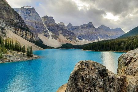 Banff Small-Group Tour in Lake Louise, Moraine and Hidden Gems