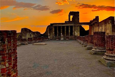 Pompeii tour at sunset time - A visit away from the crowds