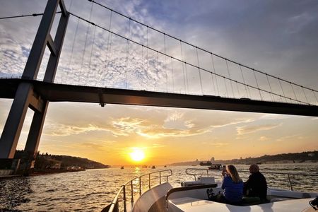 Bosphorus Sunset: An Enchanting Yacht Cruise in Istanbul