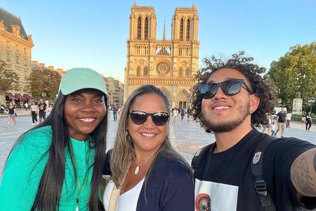 Notre Dame Interior Tour with Crypt, Macaron or Lunch