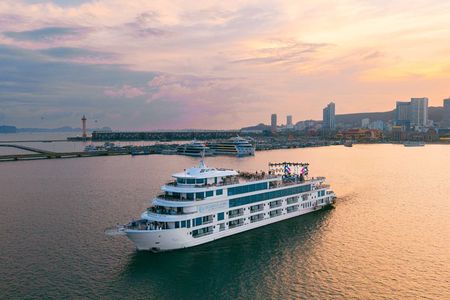 Discovery Ha Long Bay - Luxury One Day Cruise from Old Quarter