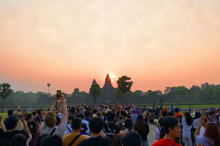 Angkor Wat Sunrise E-Bike & Mountain Bike Tour from Siem Reap