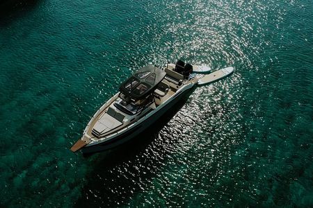 Private Premium Motor Yacht Experience to Dia Island