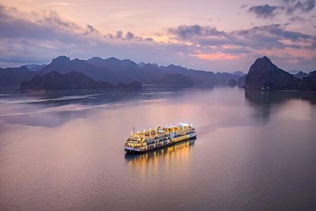 Halong Bay Luxury Overnight Cruise with Balcony Cabin