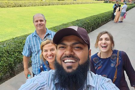 Private Day Trip to Agra in Taj Mahal and Agra Fort with Lunch