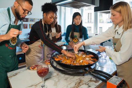 Literary Quarter Tour and Paella Cooking Class in Madrid
