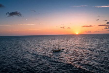 Private cruise sunset & tasting local products