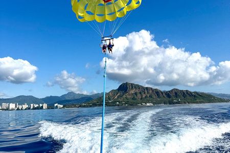 Waikiki: Parasailing in Hawaii