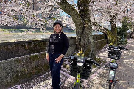 Kanazawa Highlights Cycling Tour: Garden, Castle & GeishaDistrict