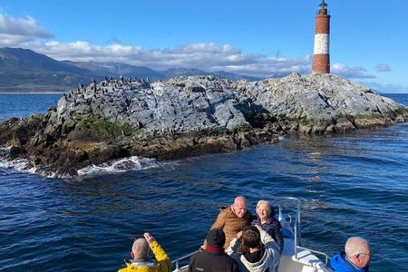 Beagle Channel Wildlife Cruise & Les Éclaireurs Lighthouse