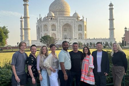 Taj Mahal Day Trip by Car From Delhi