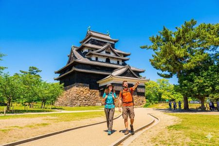 2 Hours Matsue Castle Walking Tour with Entry Ticket