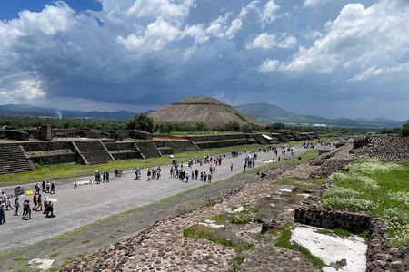 2-Day Guadalupe Shrine, Teotihuacan Pyramids and Xochimilco