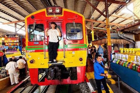 Private Floating Market and Maeklong Railway Market Day Tour